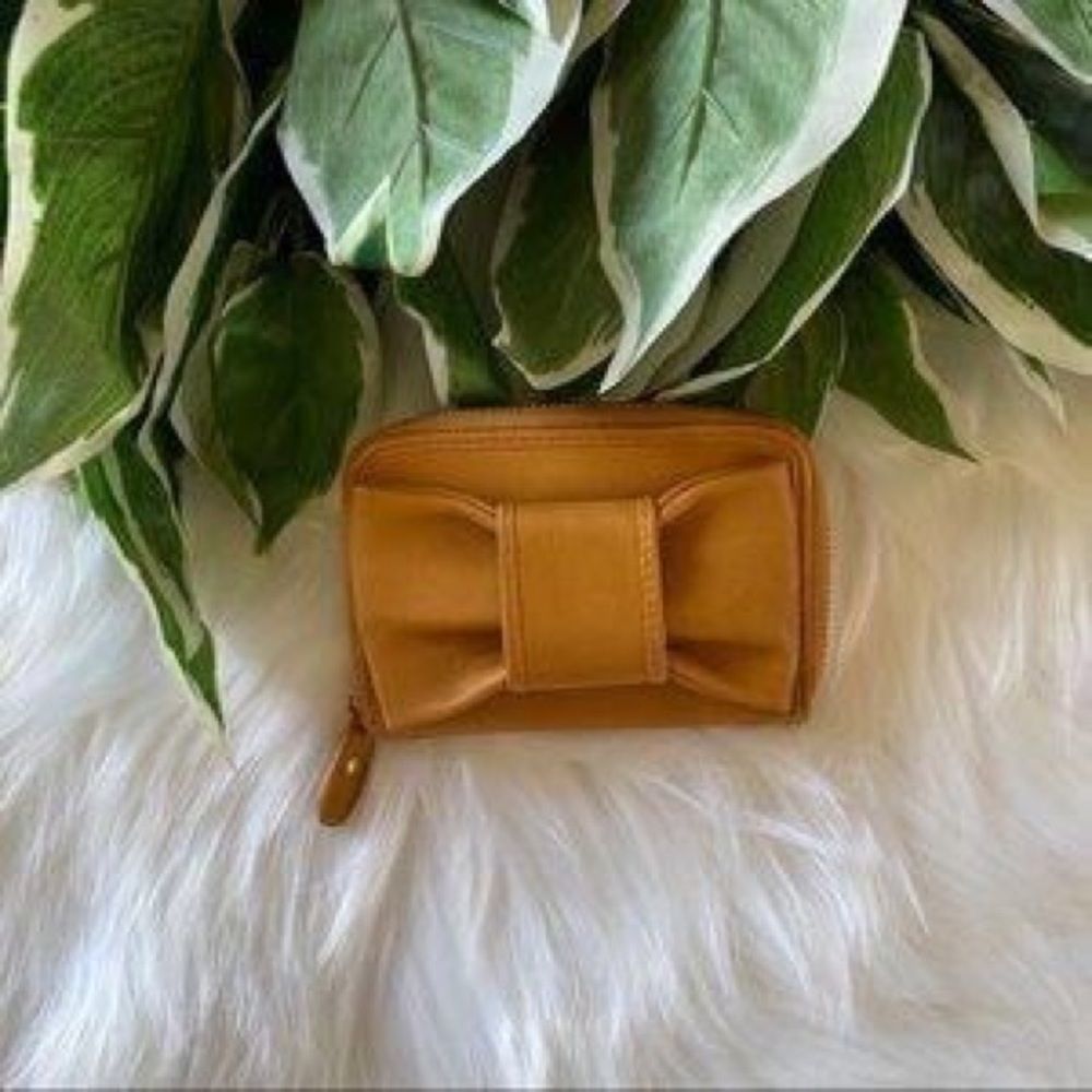 Adorable EUC Tan Bow Card Cash ID Wallet Handbag